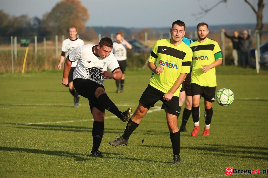 Podsumowanie klasy A. Nasze drużyny rozegrały przedostatnią jesienną kolejkę [GALERIA z meczu Victoria Kościerzyce - Burza Lipki]