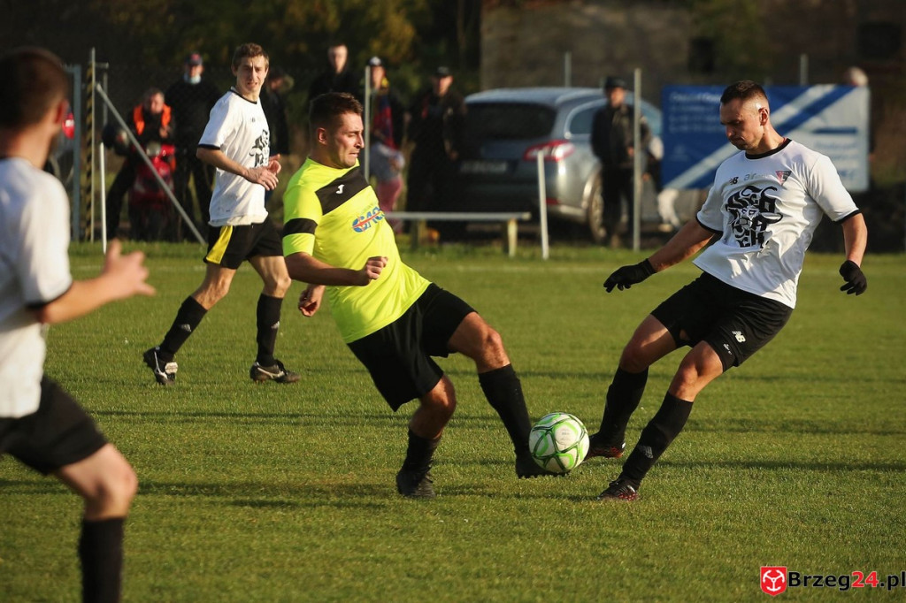 Podsumowanie klasy A. Nasze drużyny rozegrały przedostatnią jesienną kolejkę [GALERIA z meczu Victoria Kościerzyce - Burza Lipki]