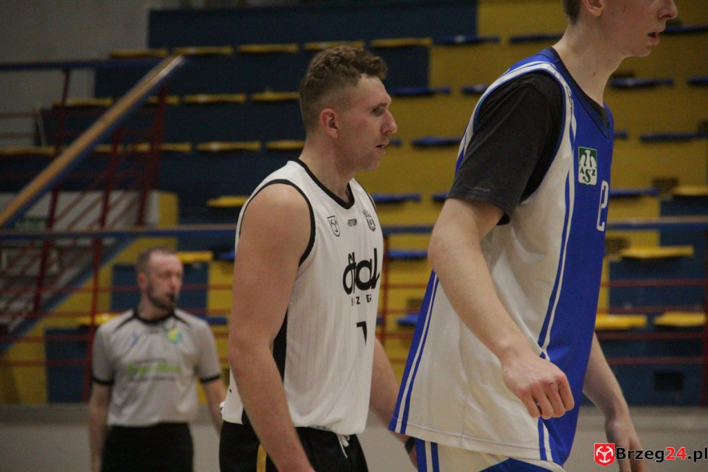 Festiwal rzutów w Brzegu! Koszykarska Stal po dobrym meczu, przegrywa z Weegree Politechnika Opolska