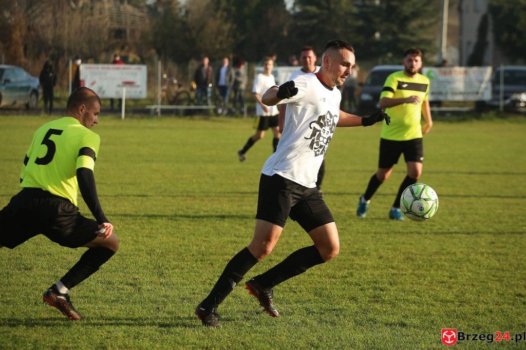 Podsumowanie klasy A. Nasze drużyny rozegrały przedostatnią jesienną kolejkę [GALERIA z meczu Victoria Kościerzyce - Burza Lipki]