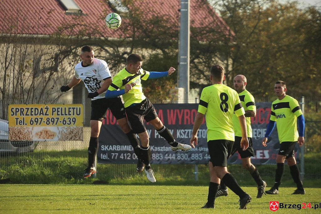 Podsumowanie klasy A. Nasze drużyny rozegrały przedostatnią jesienną kolejkę [GALERIA z meczu Victoria Kościerzyce - Burza Lipki]