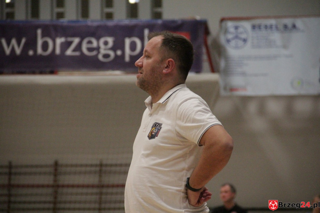 Festiwal rzutów w Brzegu! Koszykarska Stal po dobrym meczu, przegrywa z Weegree Politechnika Opolska