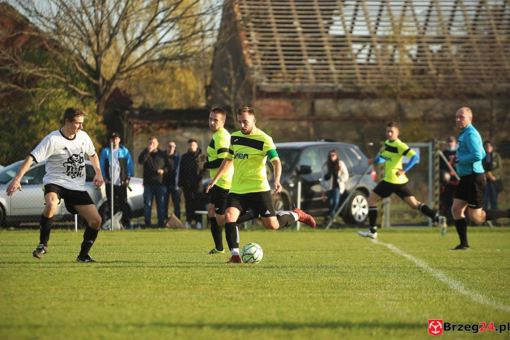 Podsumowanie klasy A. Nasze drużyny rozegrały przedostatnią jesienną kolejkę [GALERIA z meczu Victoria Kościerzyce - Burza Lipki]