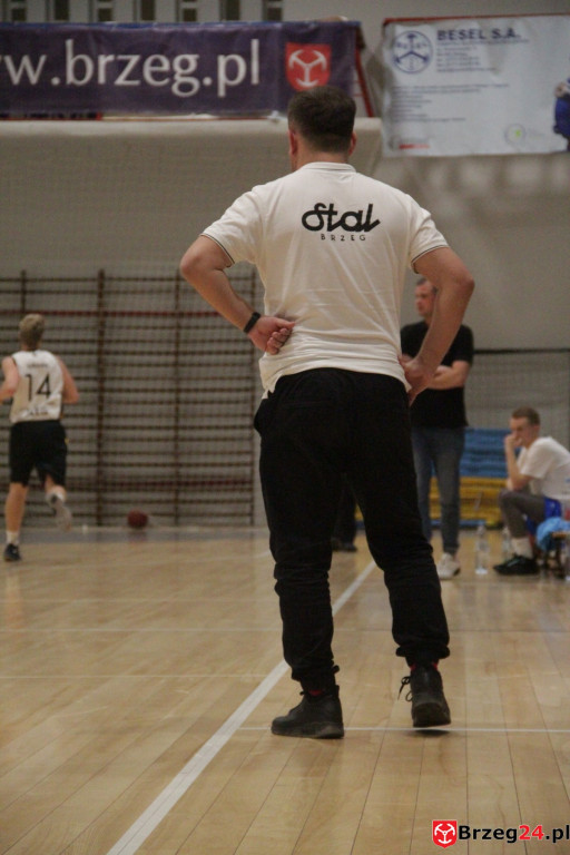 Festiwal rzutów w Brzegu! Koszykarska Stal po dobrym meczu, przegrywa z Weegree Politechnika Opolska