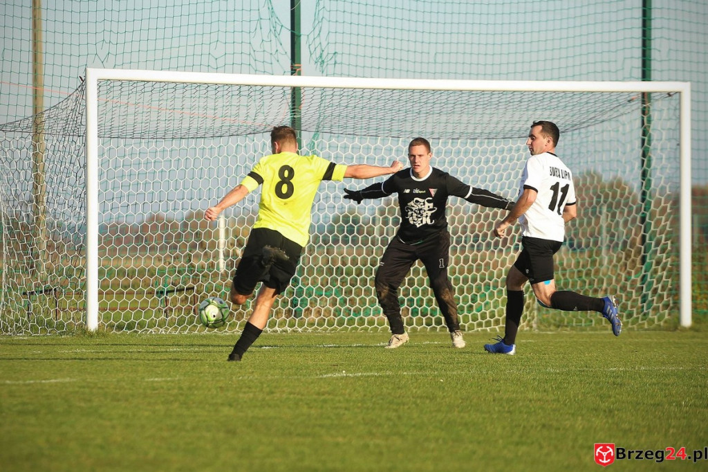 Podsumowanie klasy A. Nasze drużyny rozegrały przedostatnią jesienną kolejkę [GALERIA z meczu Victoria Kościerzyce - Burza Lipki]