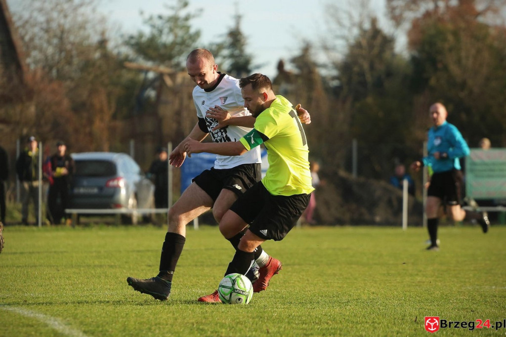 Podsumowanie klasy A. Nasze drużyny rozegrały przedostatnią jesienną kolejkę [GALERIA z meczu Victoria Kościerzyce - Burza Lipki]