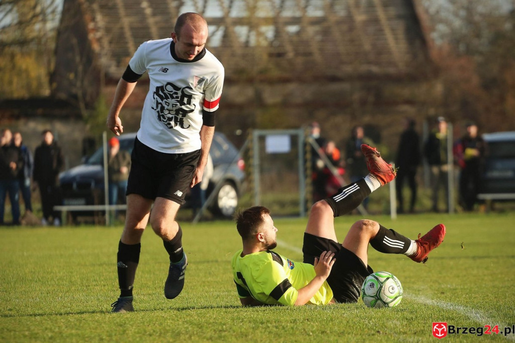 Podsumowanie klasy A. Nasze drużyny rozegrały przedostatnią jesienną kolejkę [GALERIA z meczu Victoria Kościerzyce - Burza Lipki]