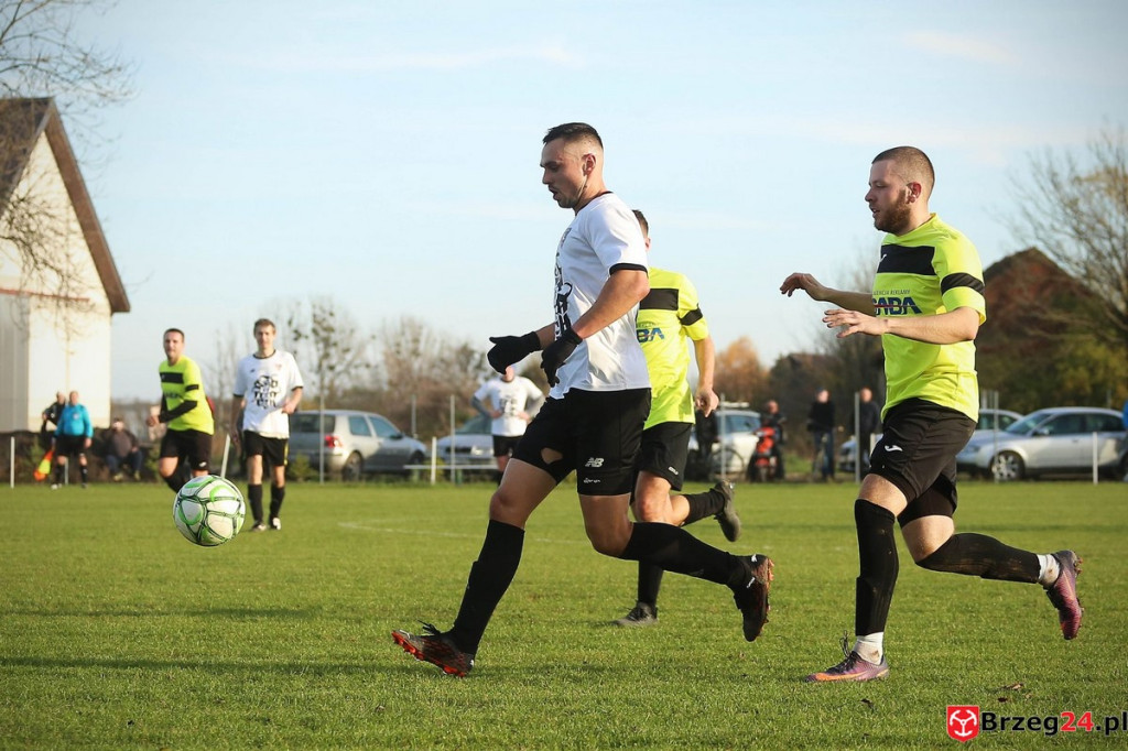 Podsumowanie klasy A. Nasze drużyny rozegrały przedostatnią jesienną kolejkę [GALERIA z meczu Victoria Kościerzyce - Burza Lipki]