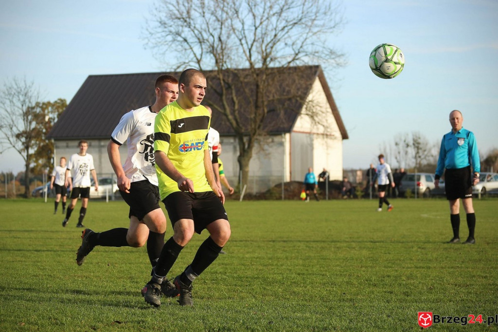 Podsumowanie klasy A. Nasze drużyny rozegrały przedostatnią jesienną kolejkę [GALERIA z meczu Victoria Kościerzyce - Burza Lipki]