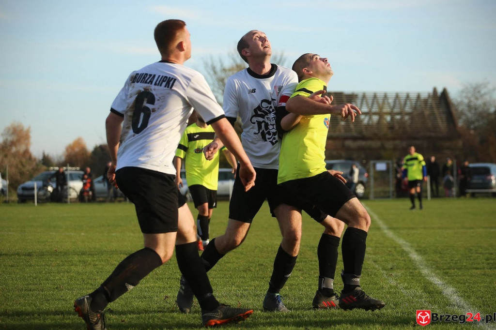 Podsumowanie klasy A. Nasze drużyny rozegrały przedostatnią jesienną kolejkę [GALERIA z meczu Victoria Kościerzyce - Burza Lipki]