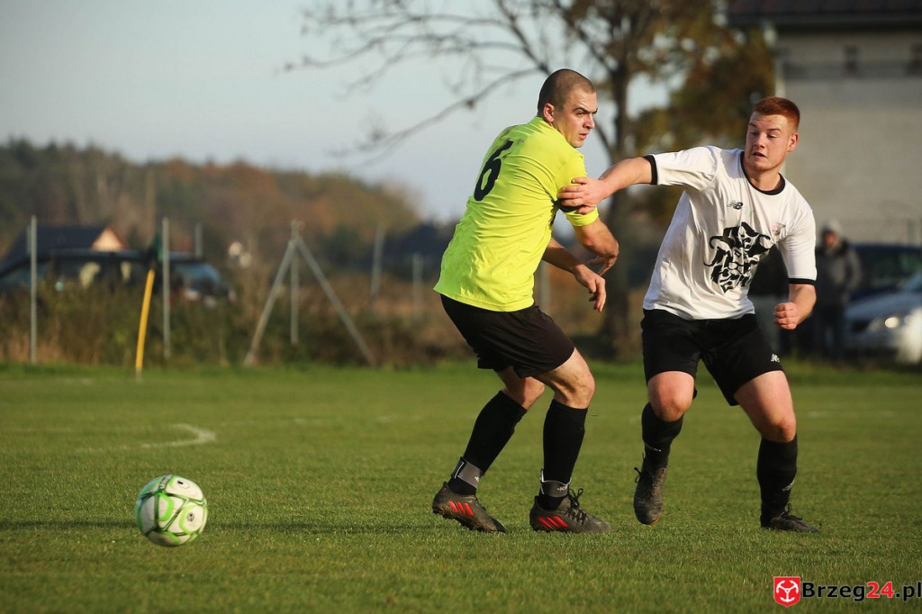 Podsumowanie klasy A. Nasze drużyny rozegrały przedostatnią jesienną kolejkę [GALERIA z meczu Victoria Kościerzyce - Burza Lipki]