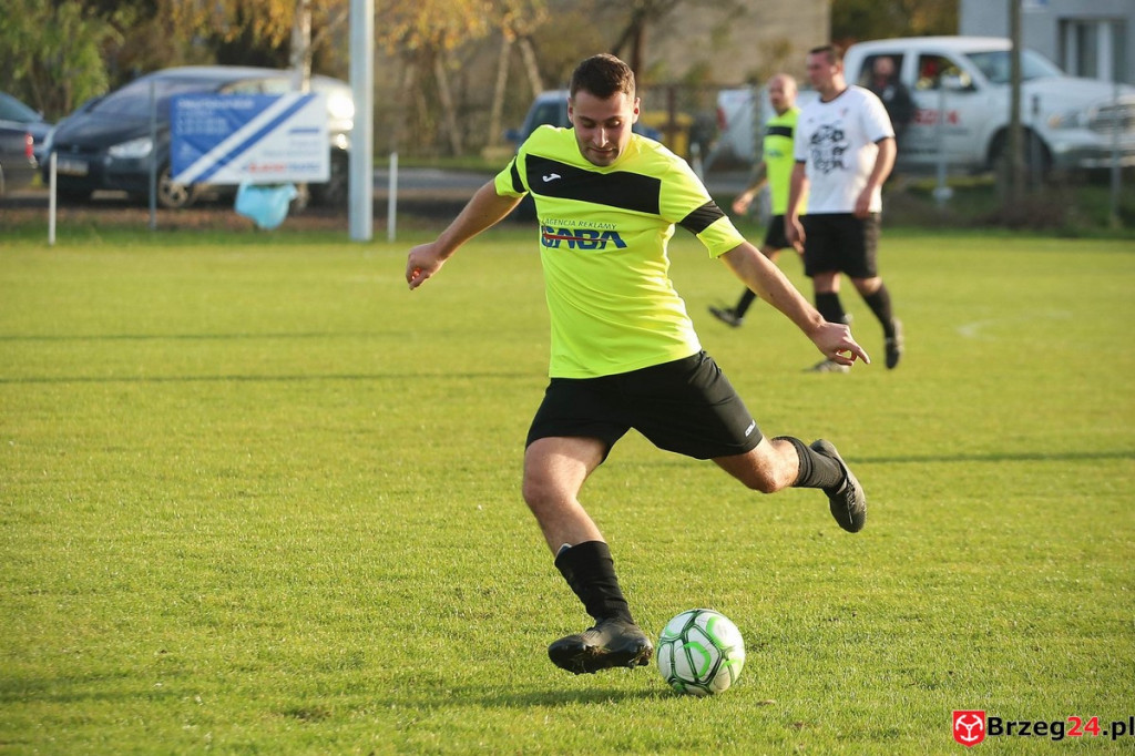 Podsumowanie klasy A. Nasze drużyny rozegrały przedostatnią jesienną kolejkę [GALERIA z meczu Victoria Kościerzyce - Burza Lipki]