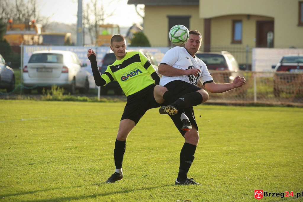 Podsumowanie klasy A. Nasze drużyny rozegrały przedostatnią jesienną kolejkę [GALERIA z meczu Victoria Kościerzyce - Burza Lipki]