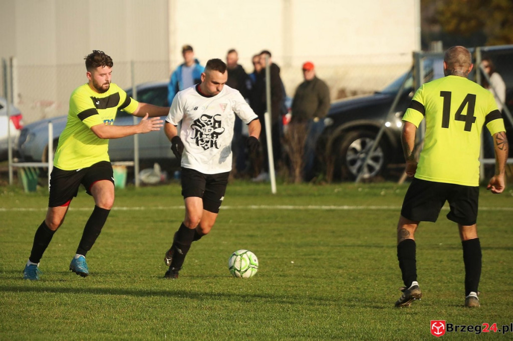 Podsumowanie klasy A. Nasze drużyny rozegrały przedostatnią jesienną kolejkę [GALERIA z meczu Victoria Kościerzyce - Burza Lipki]