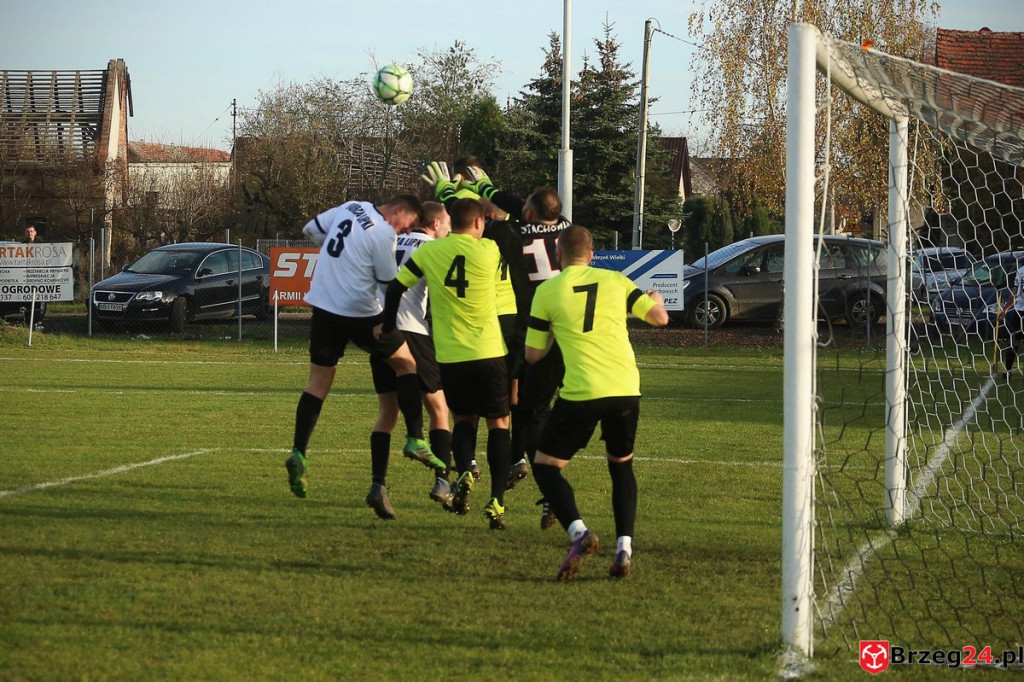 Podsumowanie klasy A. Nasze drużyny rozegrały przedostatnią jesienną kolejkę [GALERIA z meczu Victoria Kościerzyce - Burza Lipki]