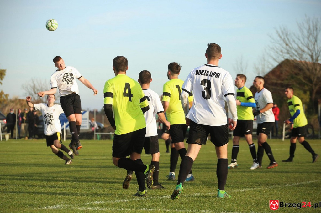 Podsumowanie klasy A. Nasze drużyny rozegrały przedostatnią jesienną kolejkę [GALERIA z meczu Victoria Kościerzyce - Burza Lipki]