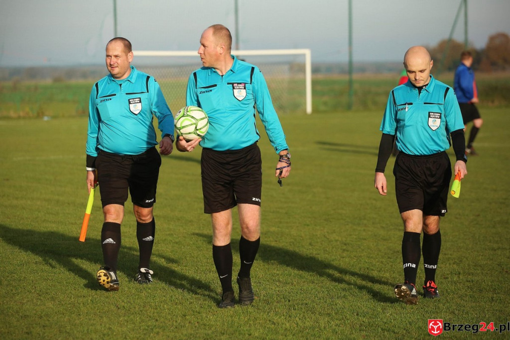 Podsumowanie klasy A. Nasze drużyny rozegrały przedostatnią jesienną kolejkę [GALERIA z meczu Victoria Kościerzyce - Burza Lipki]