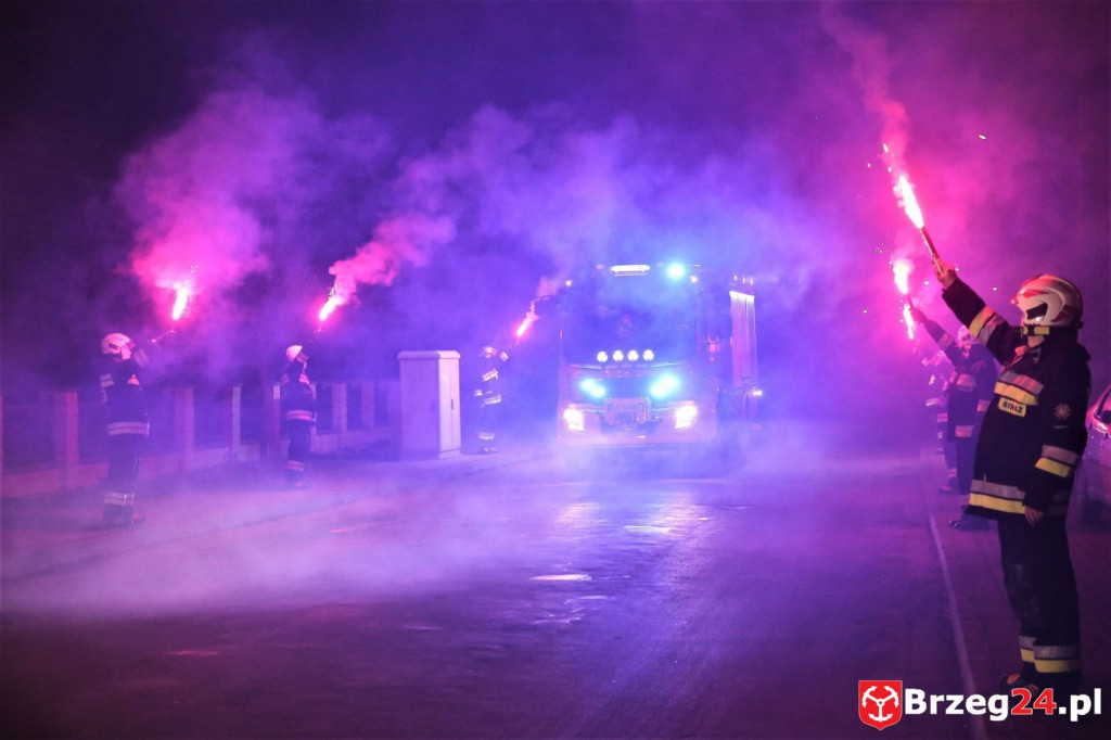 Strażacy ochotnicy ze Zwanowic odebrali nowy wóz bojowy. To nagroda za frekwencję wyborczą