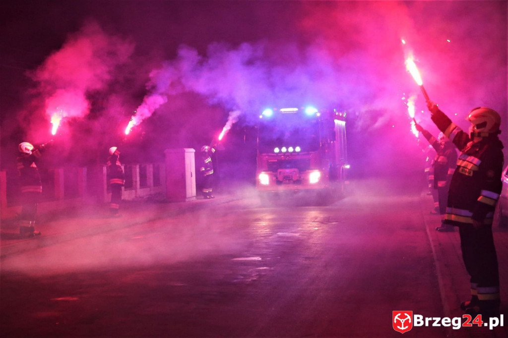 Strażacy ochotnicy ze Zwanowic odebrali nowy wóz bojowy. To nagroda za frekwencję wyborczą