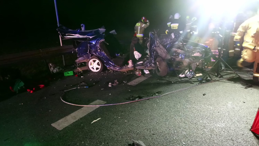 Tragiczny wypadek na DW 403 pod Bierzowem. Nie żyją dwie osoby