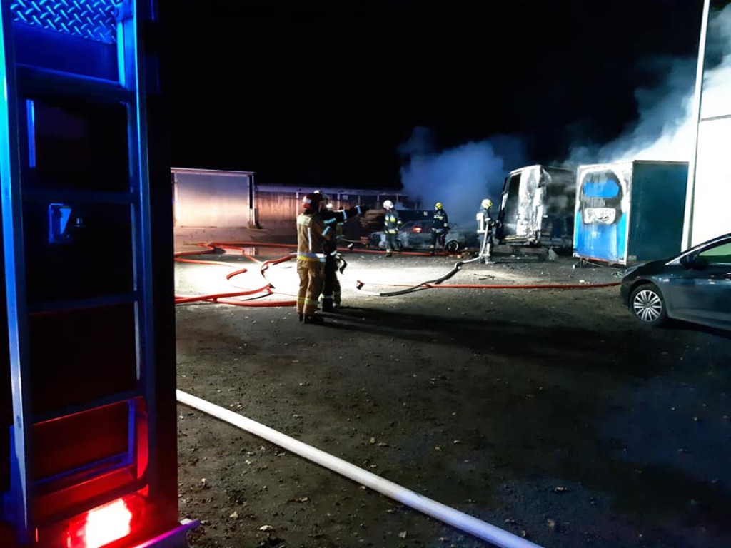 Pożar w Przeczy mogli spowodować włamywacze. Spłonęło pięć samochodów i kontener warsztatowy