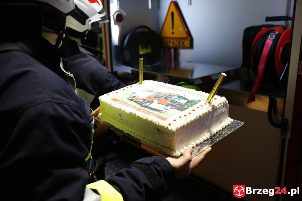 Strażacy ochotnicy ze Zwanowic odebrali nowy wóz bojowy. To nagroda za frekwencję wyborczą