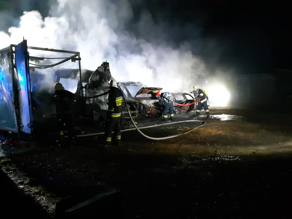 Pożar w Przeczy mogli spowodować włamywacze. Spłonęło pięć samochodów i kontener warsztatowy