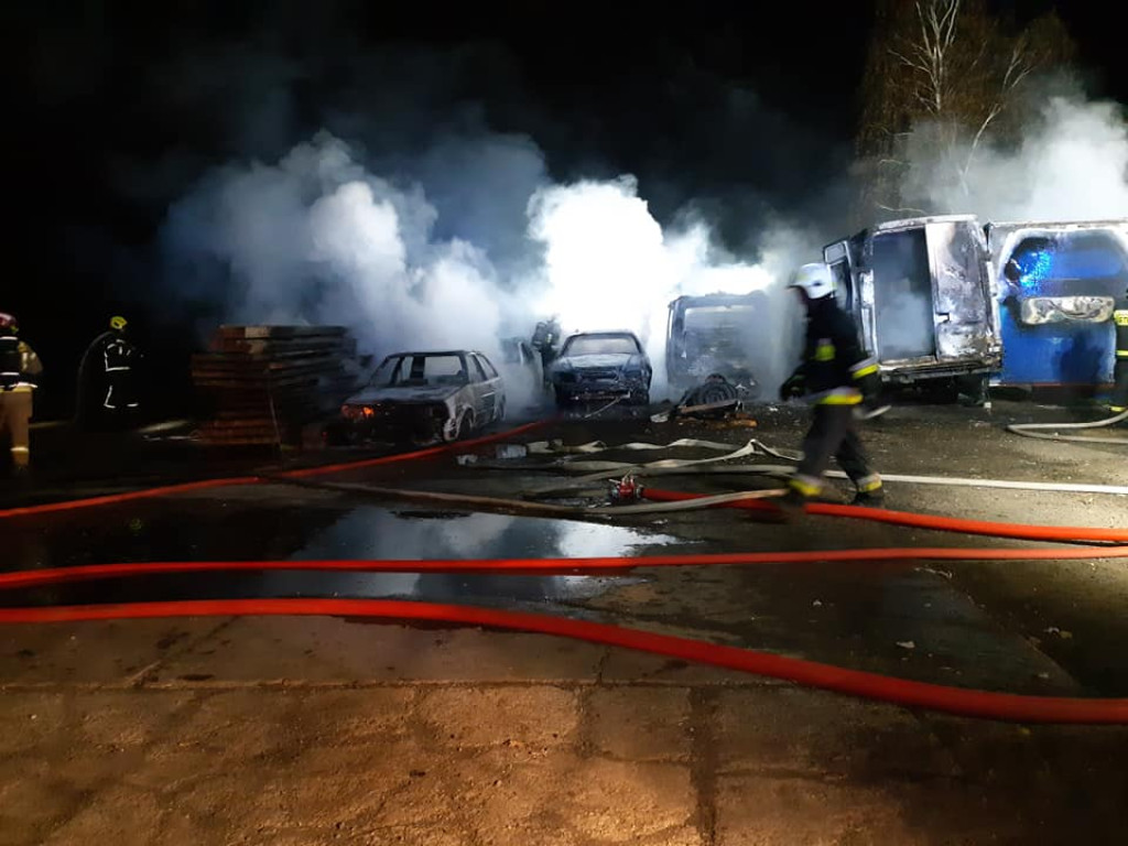 Pożar w Przeczy mogli spowodować włamywacze. Spłonęło pięć samochodów i kontener warsztatowy