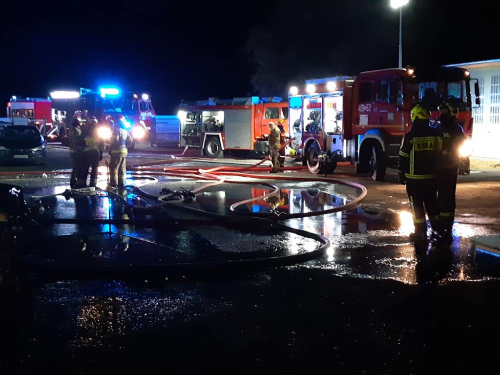 Pożar w Przeczy mogli spowodować włamywacze. Spłonęło pięć samochodów i kontener warsztatowy