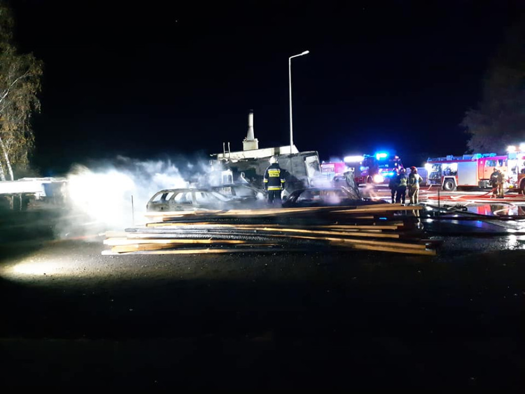 Pożar w Przeczy mogli spowodować włamywacze. Spłonęło pięć samochodów i kontener warsztatowy