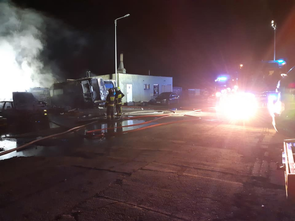 Pożar w Przeczy mogli spowodować włamywacze. Spłonęło pięć samochodów i kontener warsztatowy
