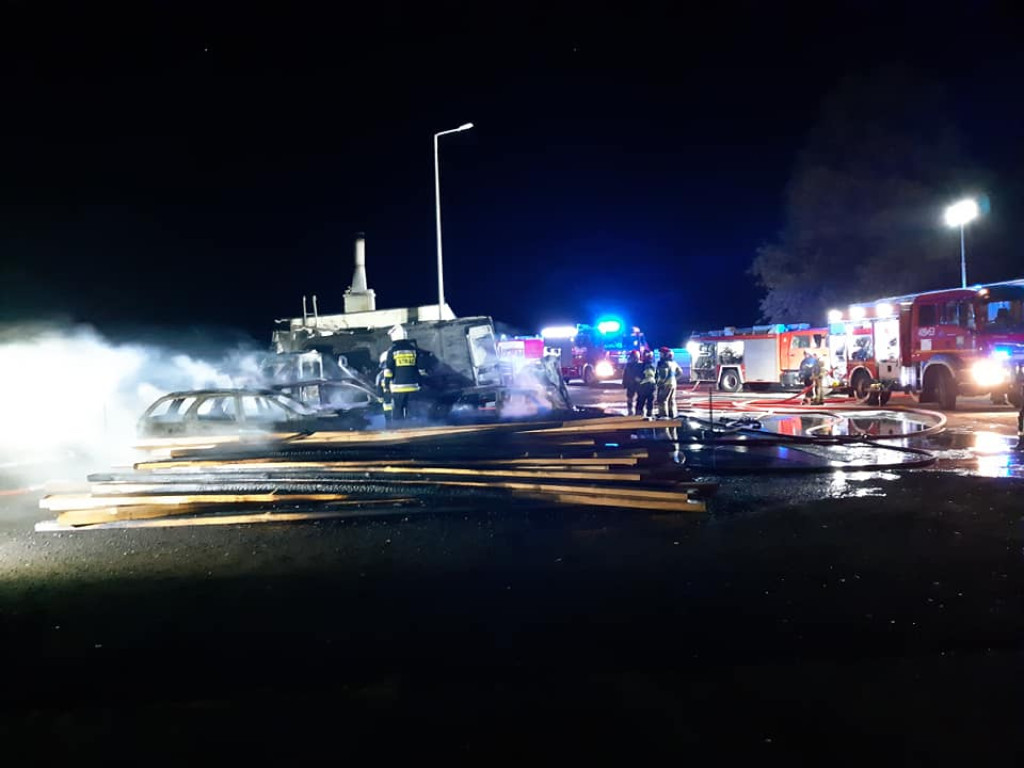 Pożar w Przeczy mogli spowodować włamywacze. Spłonęło pięć samochodów i kontener warsztatowy