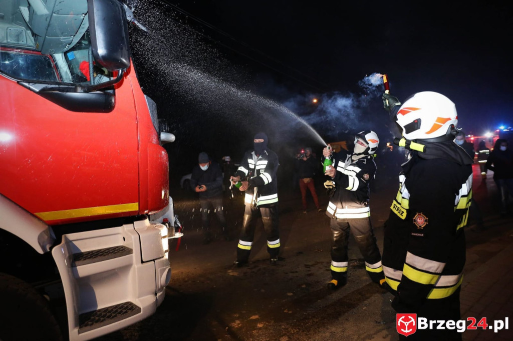 Strażacy ochotnicy ze Zwanowic odebrali nowy wóz bojowy. To nagroda za frekwencję wyborczą