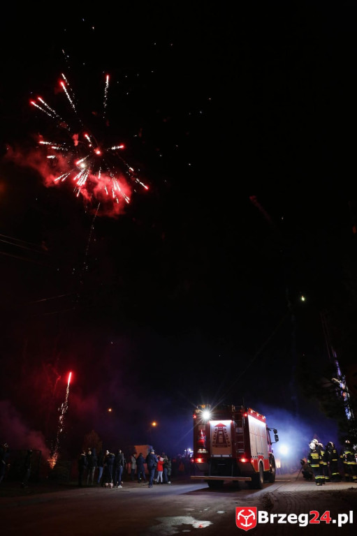 Strażacy ochotnicy ze Zwanowic odebrali nowy wóz bojowy. To nagroda za frekwencję wyborczą