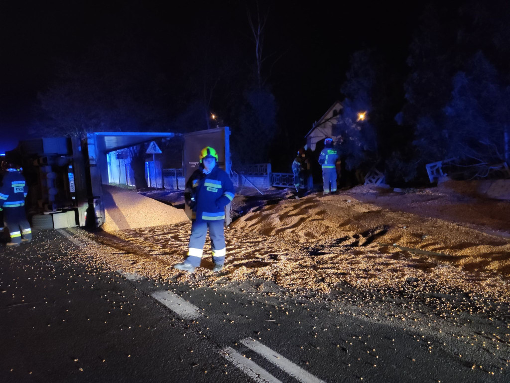 Utrudnienia na DK 39 w Michałowicach. Przewróciła się ciężarówka z ładunkiem kukurydzy