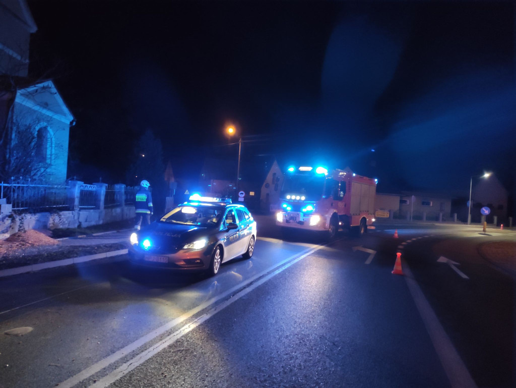 Utrudnienia na DK 39 w Michałowicach. Przewróciła się ciężarówka z ładunkiem kukurydzy