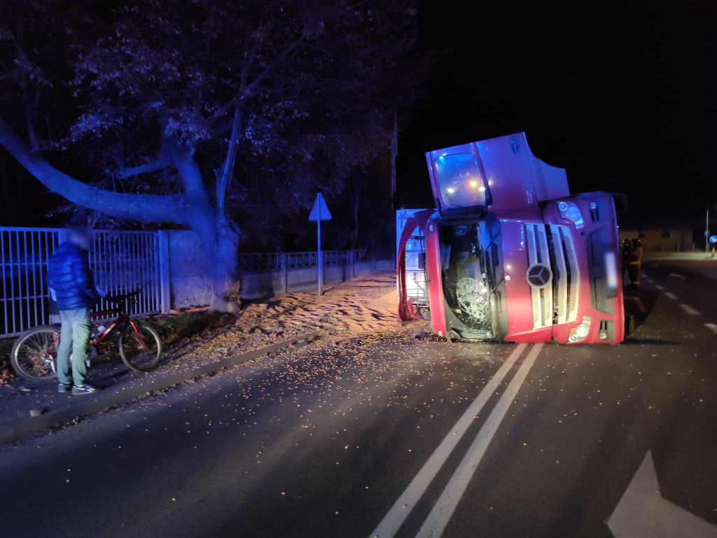 Utrudnienia na DK 39 w Michałowicach. Przewróciła się ciężarówka z ładunkiem kukurydzy