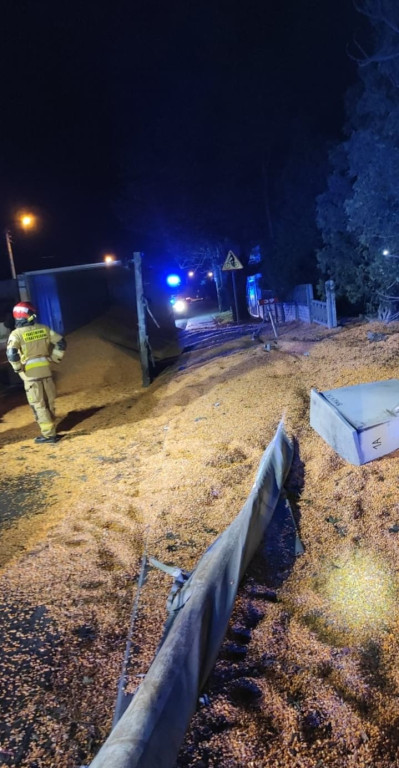 Utrudnienia na DK 39 w Michałowicach. Przewróciła się ciężarówka z ładunkiem kukurydzy