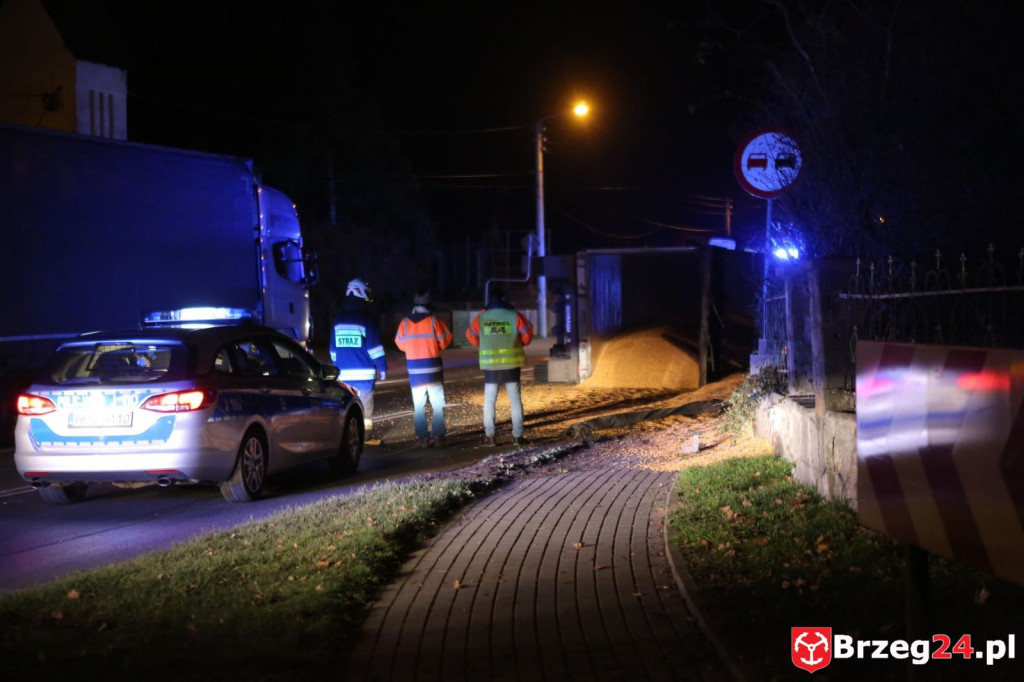Utrudnienia na DK 39 w Michałowicach. Przewróciła się ciężarówka z ładunkiem kukurydzy
