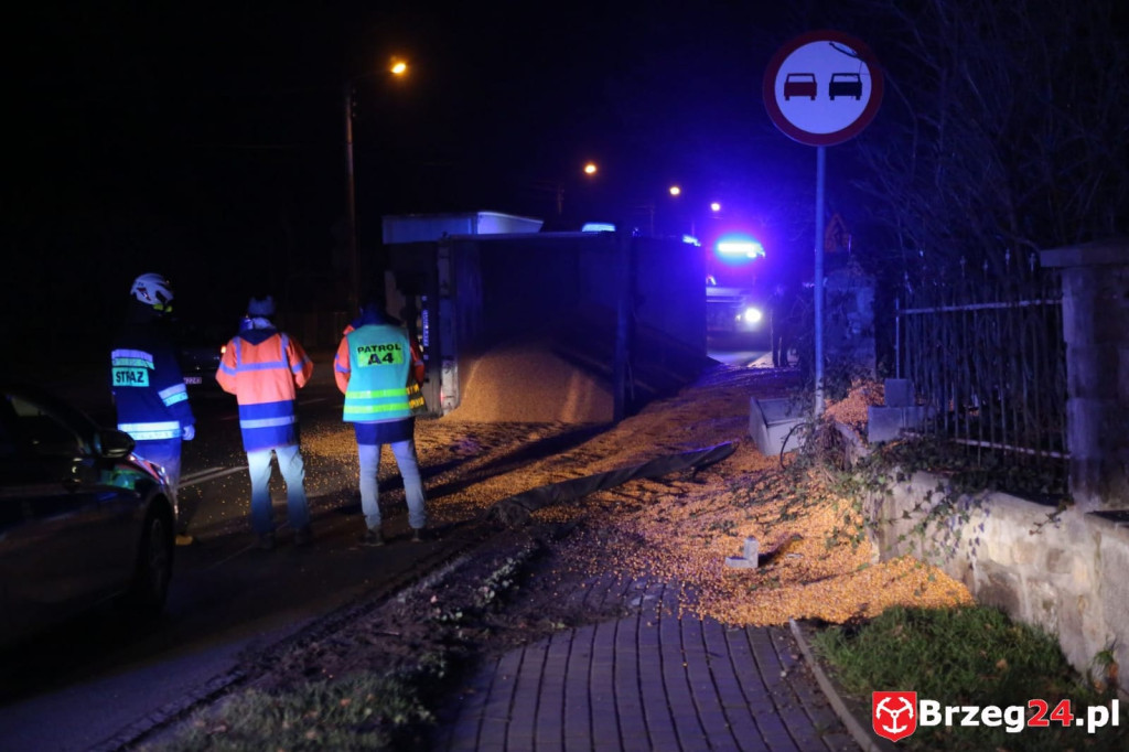 Utrudnienia na DK 39 w Michałowicach. Przewróciła się ciężarówka z ładunkiem kukurydzy