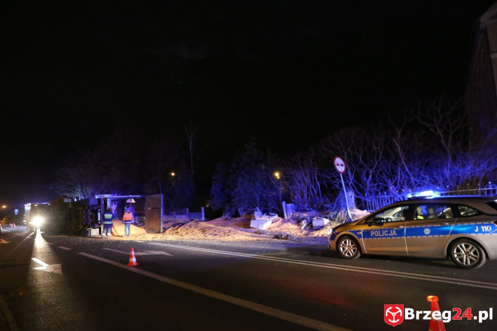 Utrudnienia na DK 39 w Michałowicach. Przewróciła się ciężarówka z ładunkiem kukurydzy