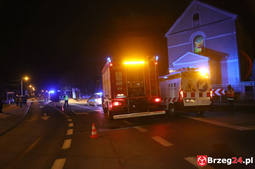 Utrudnienia na DK 39 w Michałowicach. Przewróciła się ciężarówka z ładunkiem kukurydzy