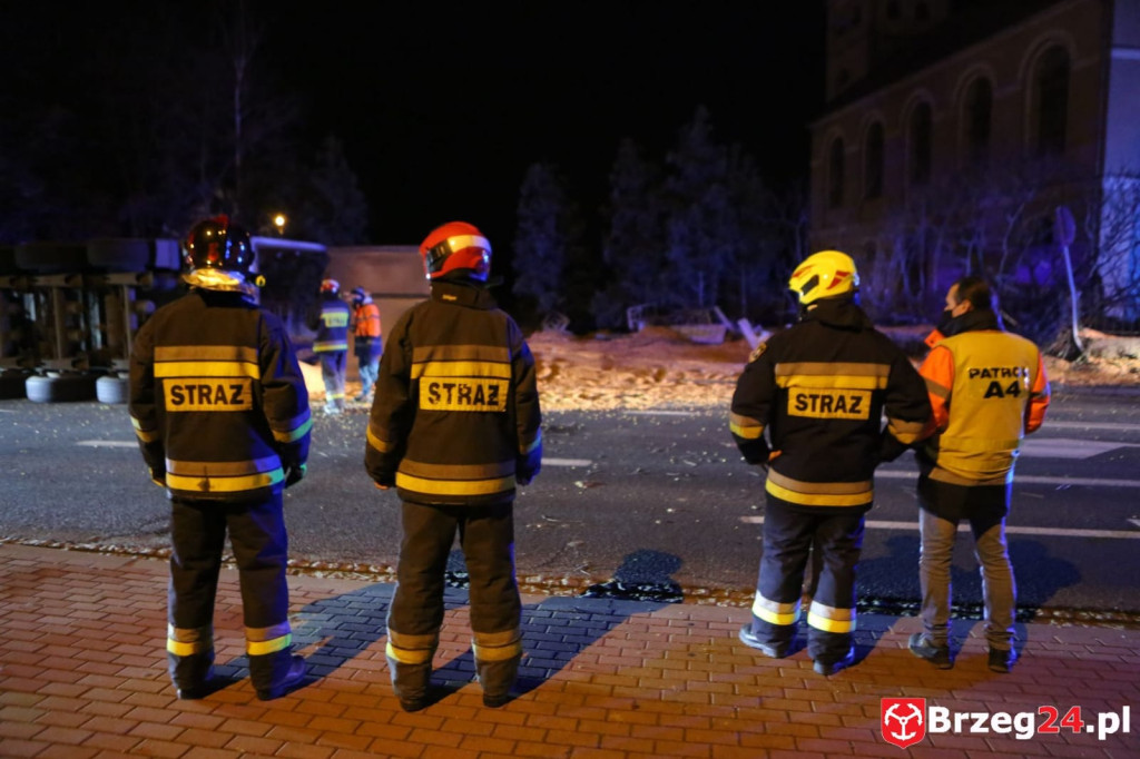 Utrudnienia na DK 39 w Michałowicach. Przewróciła się ciężarówka z ładunkiem kukurydzy