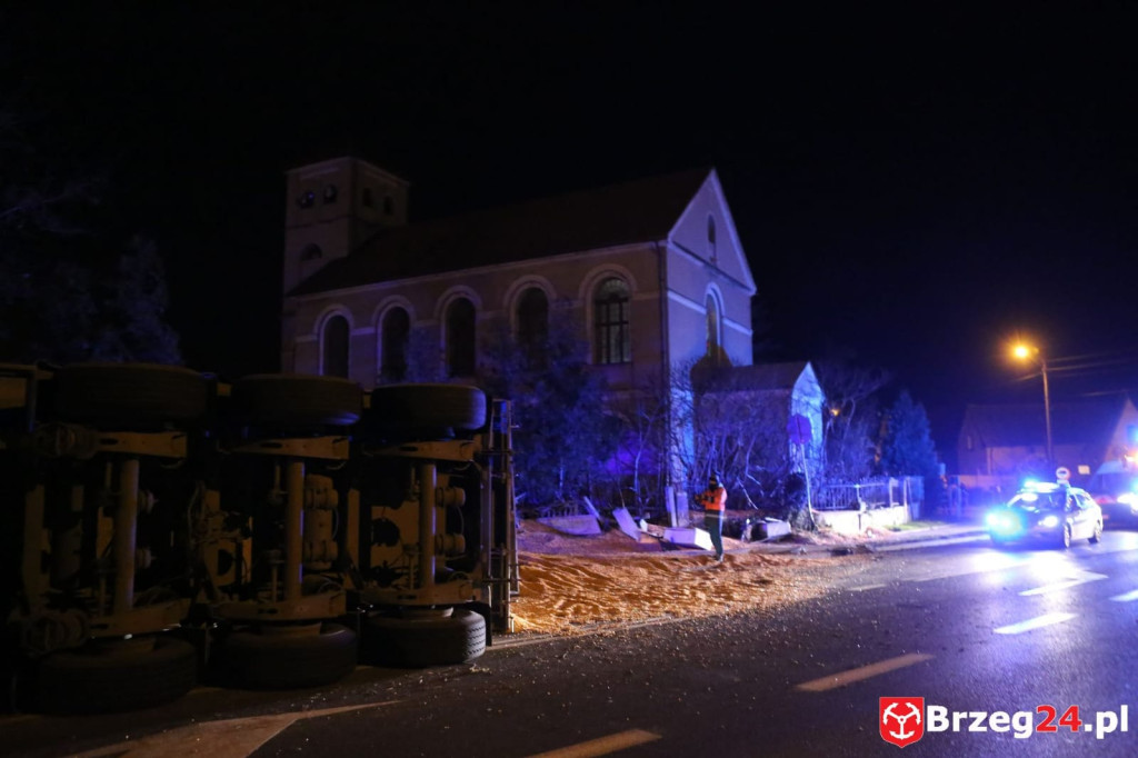 Utrudnienia na DK 39 w Michałowicach. Przewróciła się ciężarówka z ładunkiem kukurydzy