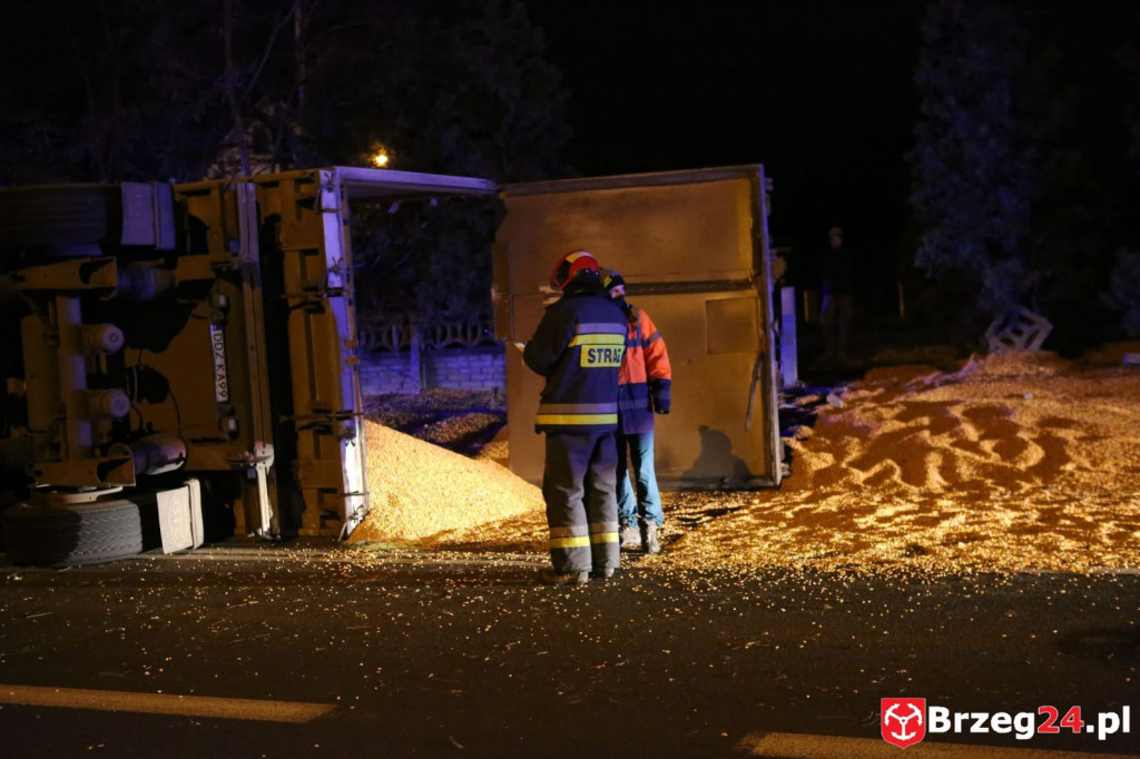 Utrudnienia na DK 39 w Michałowicach. Przewróciła się ciężarówka z ładunkiem kukurydzy