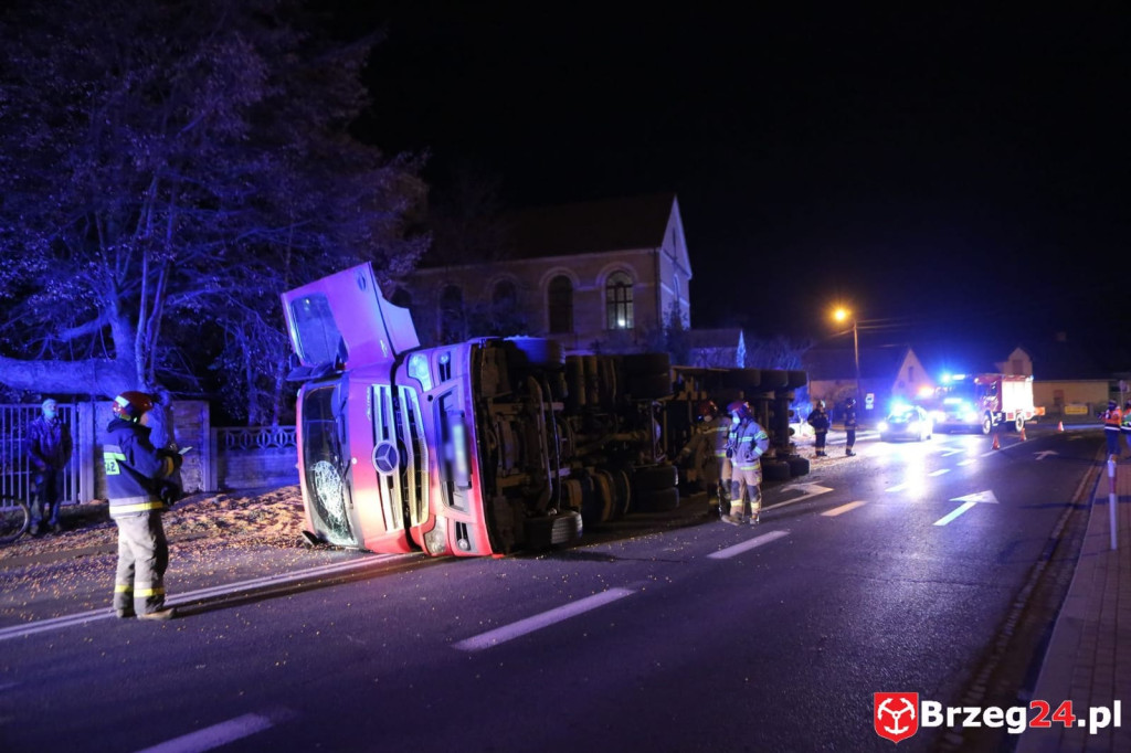 Utrudnienia na DK 39 w Michałowicach. Przewróciła się ciężarówka z ładunkiem kukurydzy
