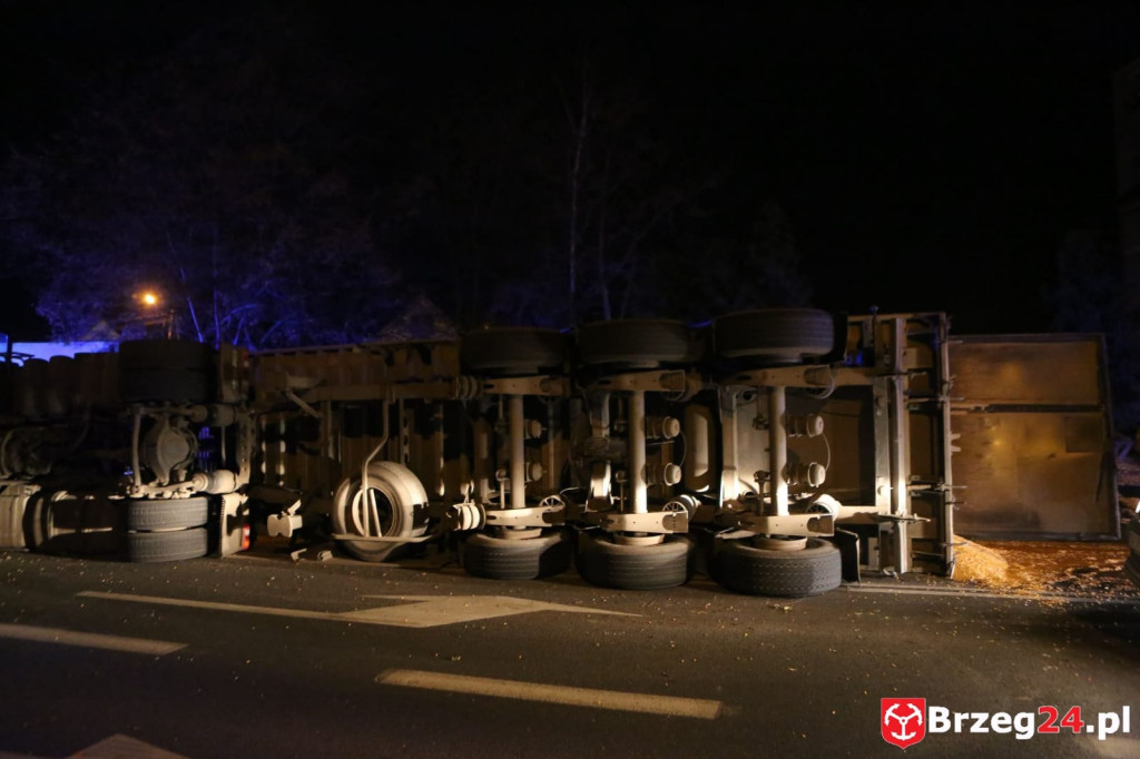 Utrudnienia na DK 39 w Michałowicach. Przewróciła się ciężarówka z ładunkiem kukurydzy