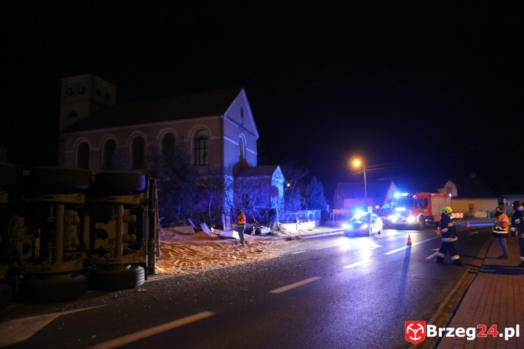 Utrudnienia na DK 39 w Michałowicach. Przewróciła się ciężarówka z ładunkiem kukurydzy