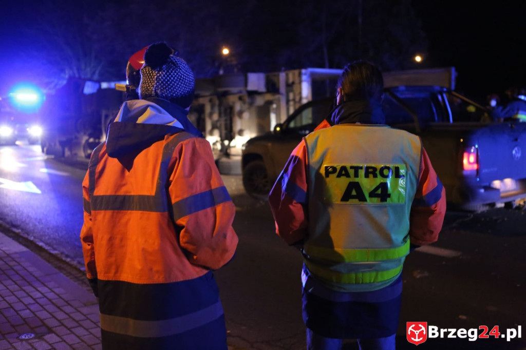 Utrudnienia na DK 39 w Michałowicach. Przewróciła się ciężarówka z ładunkiem kukurydzy