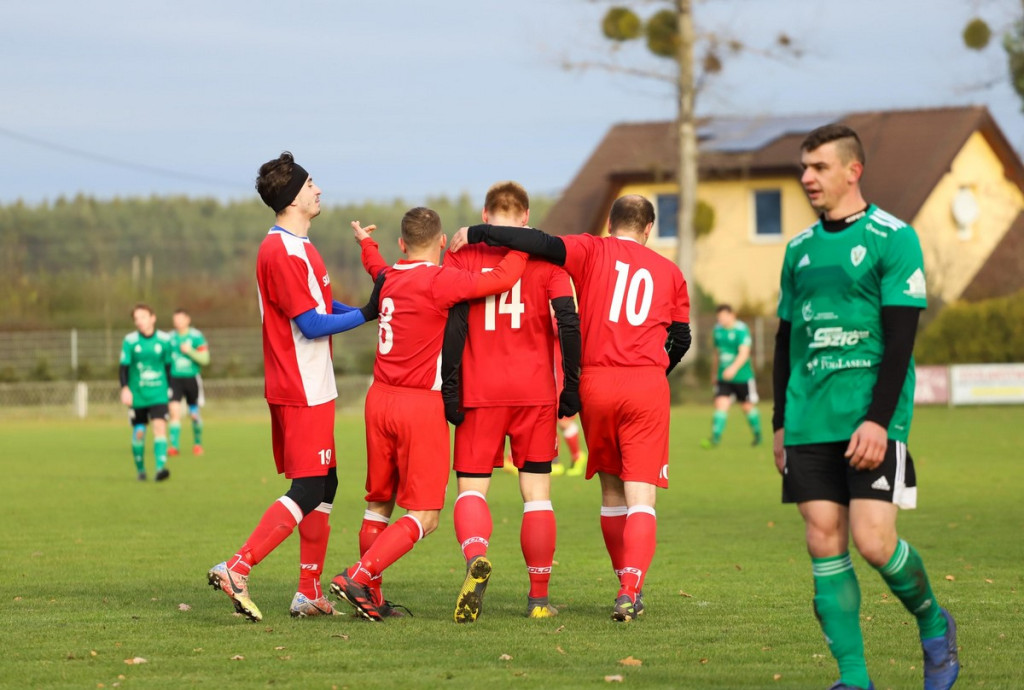 Klasa A zakończyła rundę jesienną. KS Skarbimierz został nowym liderem! [GALERIA z meczu Victoria II Chróścice - KS Skarbimierz]